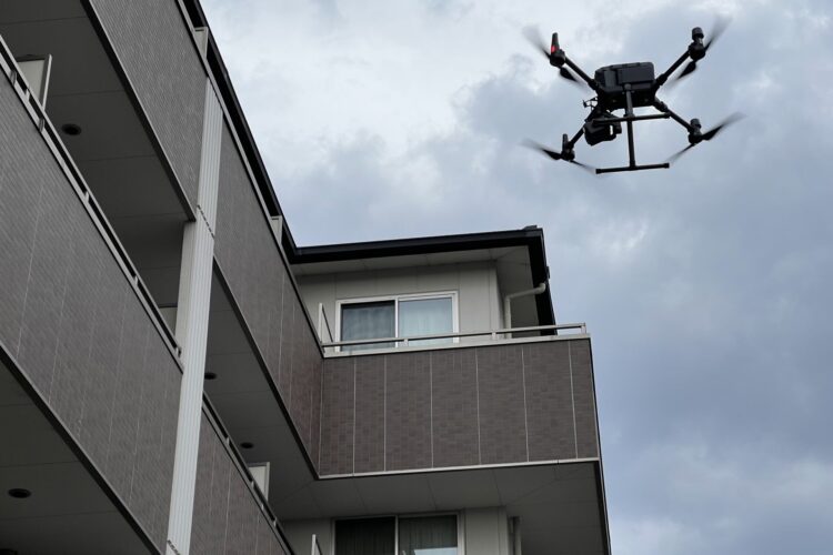 小型無人機等飛行禁止法で規制されている空域外を避けて飛行するドローン