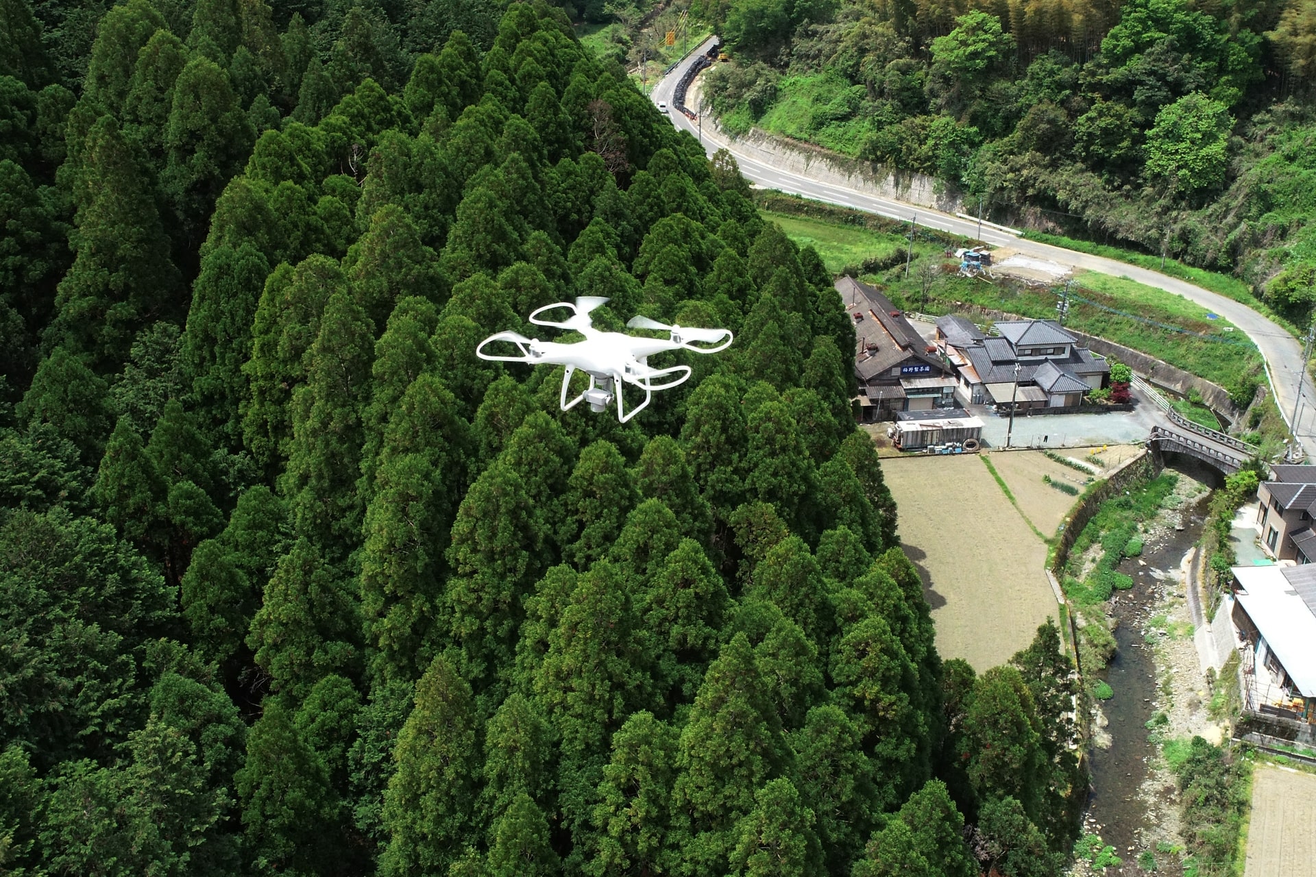 ドローンで物流の運搬業務を行う風景