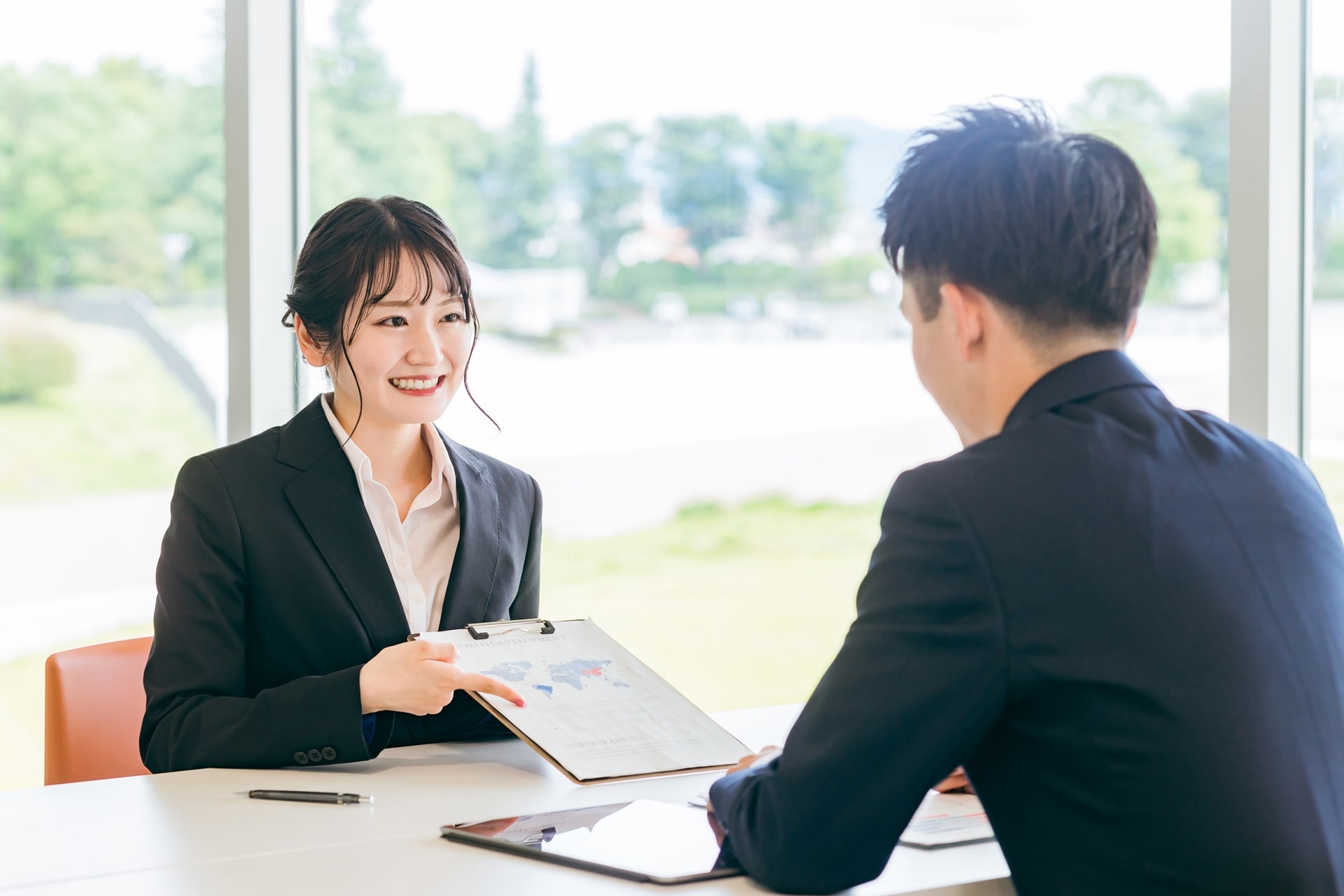 ドローン保険の知識を説明する女性