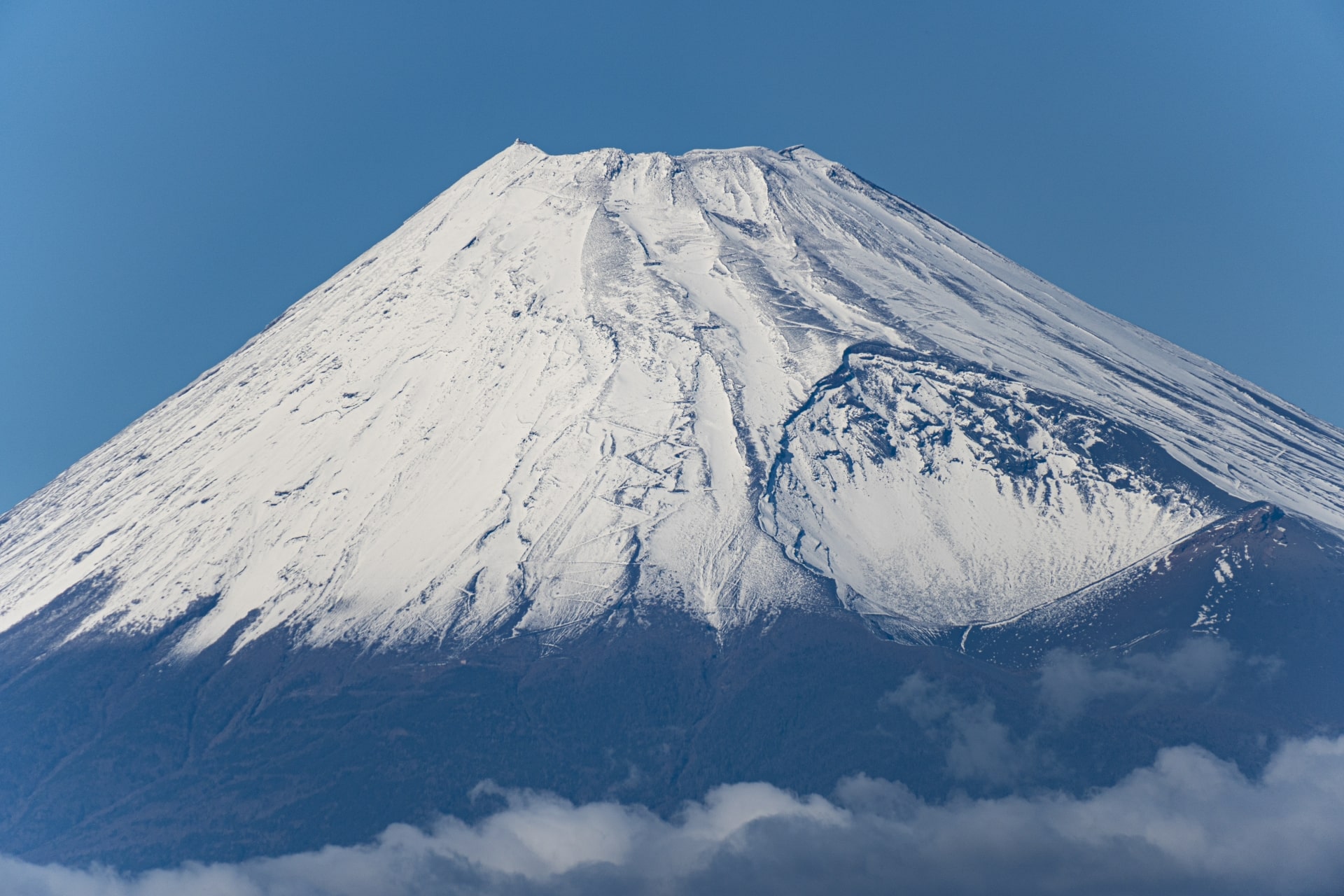 富士山の上空でドローン空撮をする機体