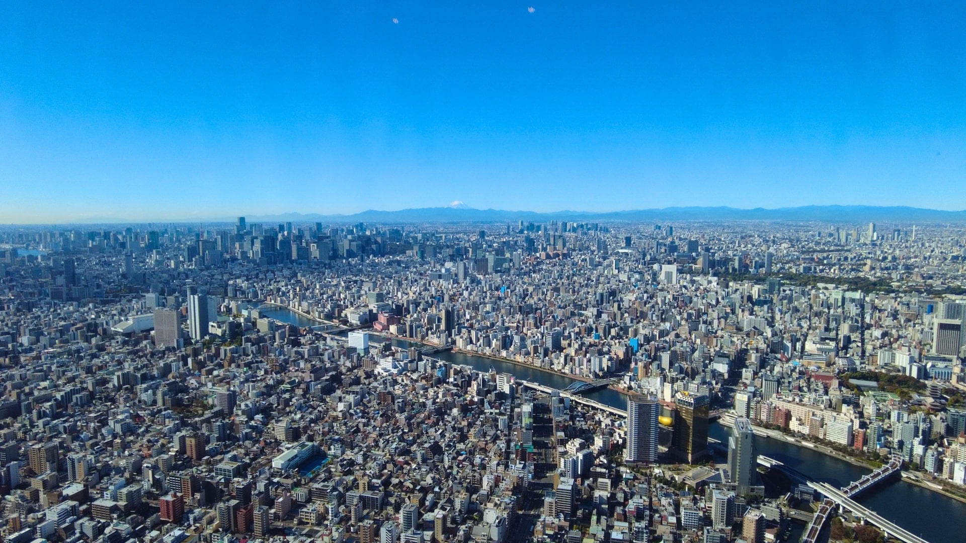 街の上空でドローン空撮をする機体