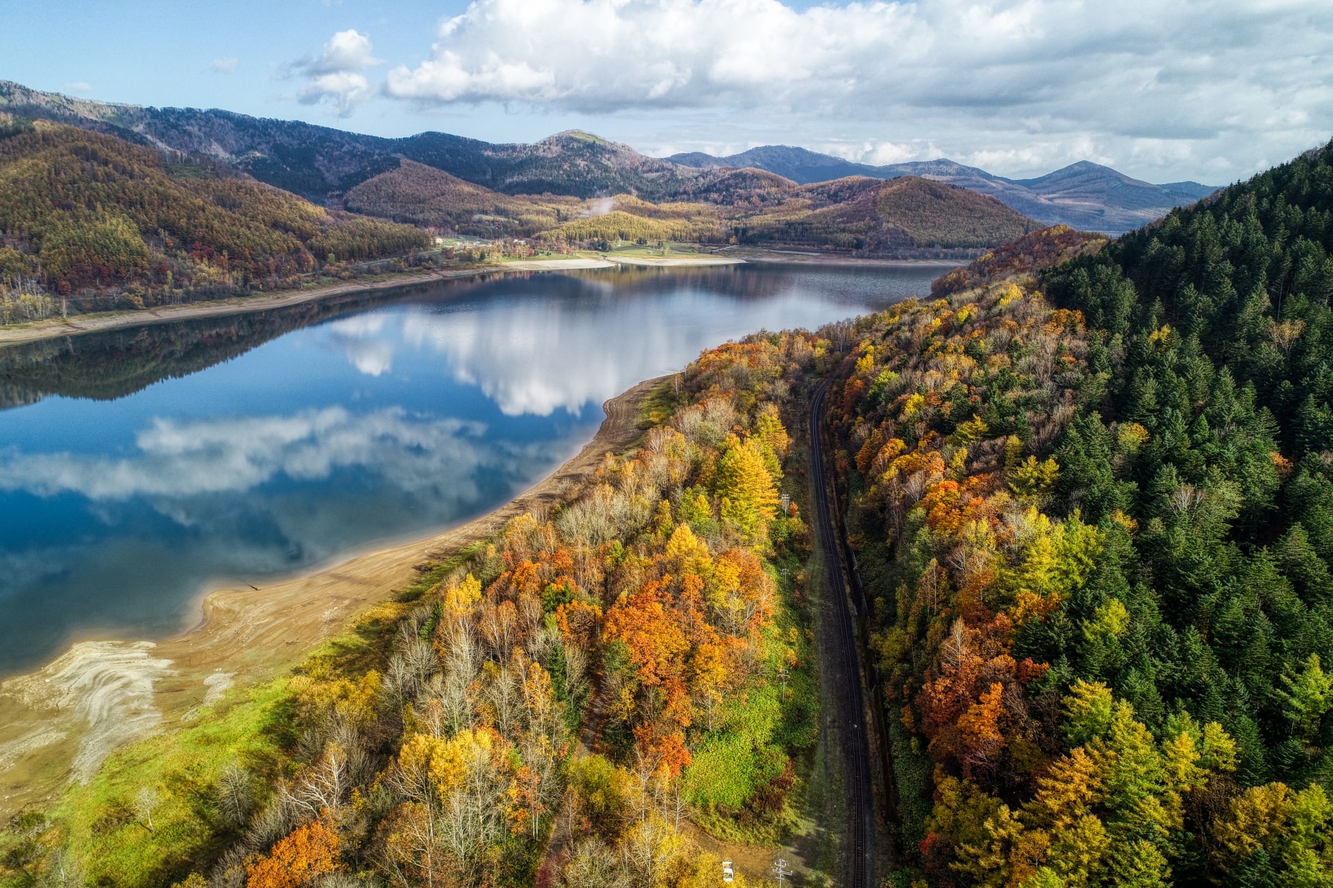 ドローンを活用したおもしろアイデアで撮影した紅葉風景